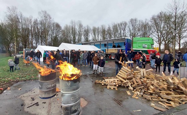 Pekelder Carbid Club (PCC) laat bussen knallen in Oude Pekela